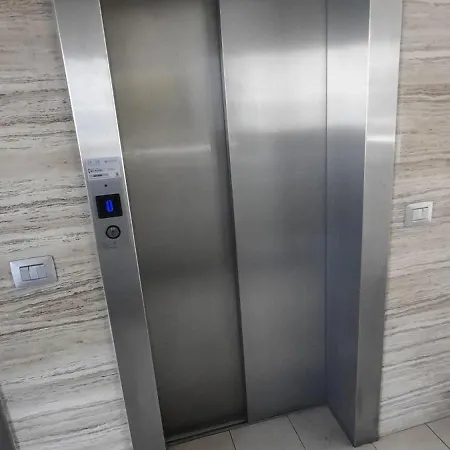 Kleos - Stazione E Policlinico Барі